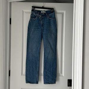 Abercrombie curve love 90s straight ultra high rise with cross button